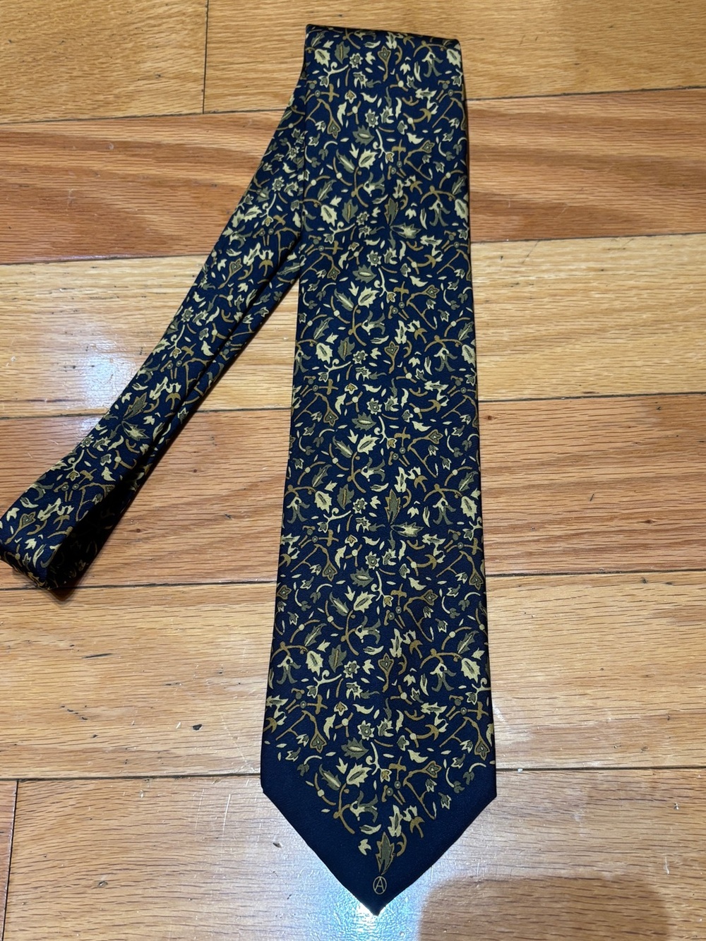 Arnys Paris Navy Blue Foliage Floral 100% Silk All Over Pattern Men Tie 4" x 56"